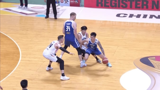 「味方やないかい！」“衝撃の誤審”に唖然…台湾選手同士が接触→日本のファウル判定「なんやこの審判」「雰囲気で笛を吹くな」【バスケＷ杯予選】 3枚目