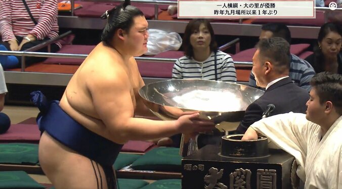 「一升瓶何本入るんだ？」大の里が受け取った“規格外”な副賞に騒然「巨大な鍋やん」 4枚目