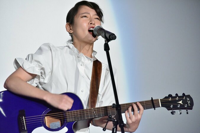 吉岡里帆、ギター片手に感涙の人生初ライブ！「涙が上がったり、下がったり」 3枚目