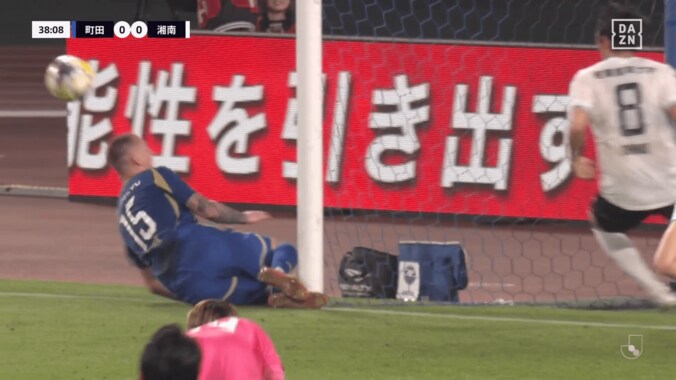 ガシャン！ 町田FWが“ポスト激突”で衝撃音→スタジアム＆SNS騒然「すげぇ音した」「それは痛い…」「デューク大丈夫か？」 4枚目