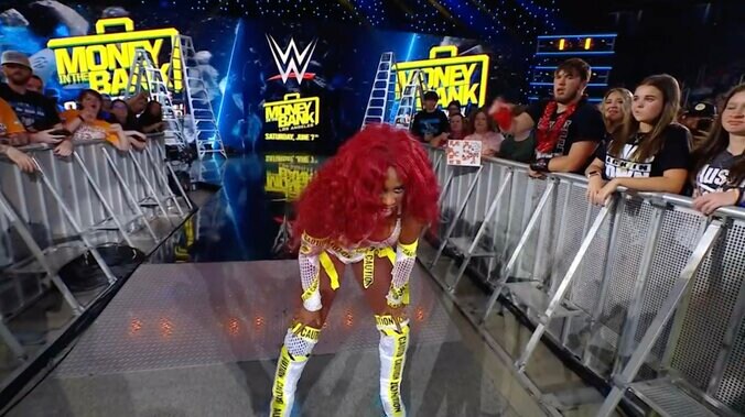 勝ったナオミは大ブーイングを浴び花道へ