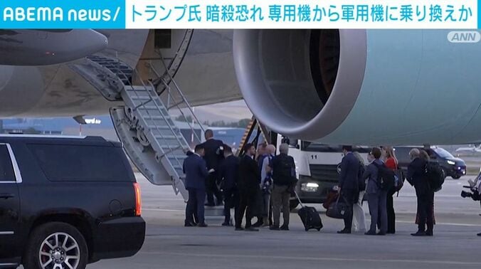 大統領専用機に乗り込む報道陣ら