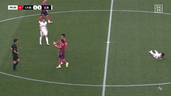 「これはレッドでは」香川真司、主審への“異議”の拍手に賛否両論「この行為はやっちゃダメ」「怒るのも無理ない」 4枚目