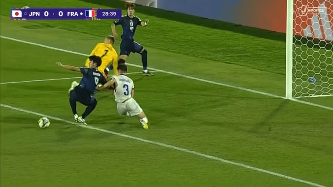 「背中と右手を引っ張ってる！」U-20日本代表“疑惑のPK判定”に実況・解説がヒートアップ「ユニが伸びてます！」「お互いってことですか…」 3枚目