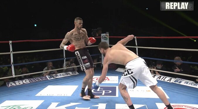 「カーフ一発か！」196cm巨体が“一撃”で崩れ落ちる衝撃KO 魔裟斗「うわぁ…強いわ」驚愕 3枚目