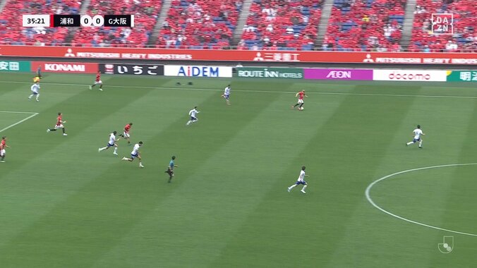 「まじで涙出た」「胸熱」5人一斉全力スプリント！浦和のカウンターを阻止したG大阪の懸命過ぎるプレスバックがSNSで話題「誰もサボっていないのは凄い」 2枚目