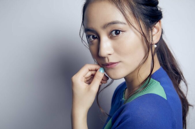 岡田結実、連続ドラマ初主演で妖精役の遠藤憲一と恋人よりも密な距離に　「おじさんのかわいさに癒されます」 1枚目