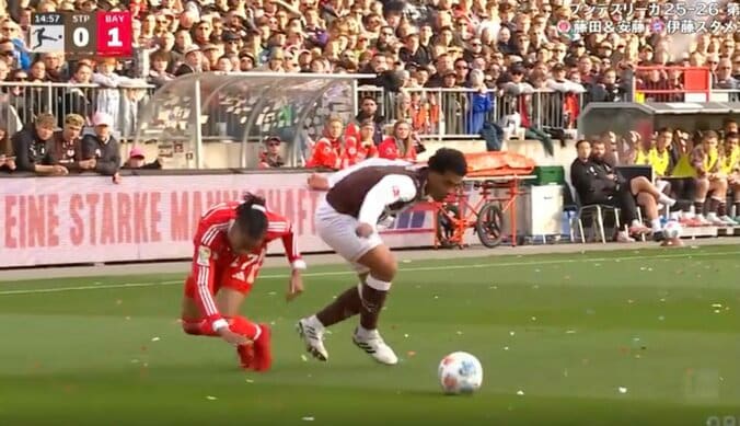 【写真・画像】「殴り合うかと思った」激しい掴み合いで“一触即発”→スタンドまで吹き飛ぶ「喧嘩じゃん」ライン際での危険な攻防… 場内ドン引き「サッカーじゃないだろ」　1枚目