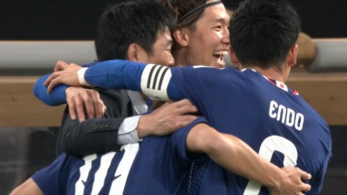 「感動したマジで」日本代表の“絆”に絶賛続々「一緒に喜ぶ姿が最高」「素敵すぎる」堂安律らが森保一監督と抱き合ってゴール祝福 3枚目