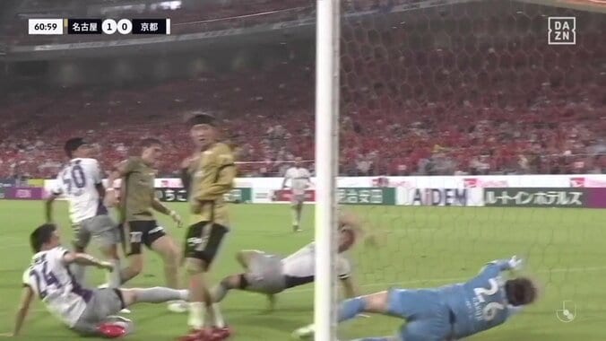 「首どうなってんねん」「エグいわ」名古屋ユンカー、とんでもない“首捻り”でほぼ180度?強烈ヘッド弾炸裂！クロスバー直撃→連続シュートで今季初ゴールの瞬間 3枚目