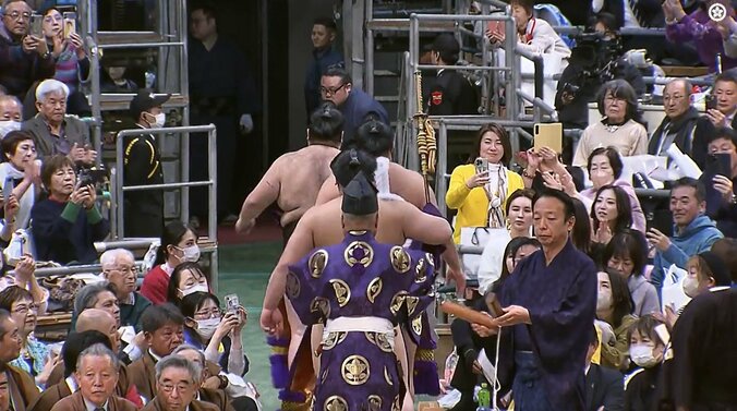 「うわ本物」「綺麗だからすぐわかる」大相撲、升席の女性にファン熱視線 ネットで話題に 5枚目