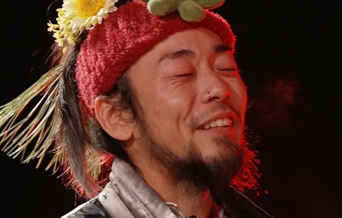 【写真・画像】彼女の実家に居候中の29歳無職男性、仲間との別れに大号泣…彼女が優しくハグ　1枚目