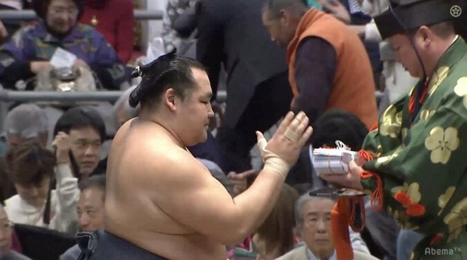 一人横綱・鶴竜がヒヤリも全勝キープ　取り直しの一番は快勝 1枚目