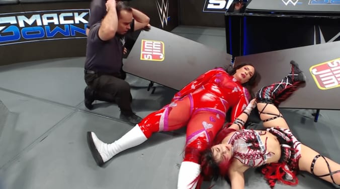 倒れ込むナイア・ジャックスとイヨ・スカイ