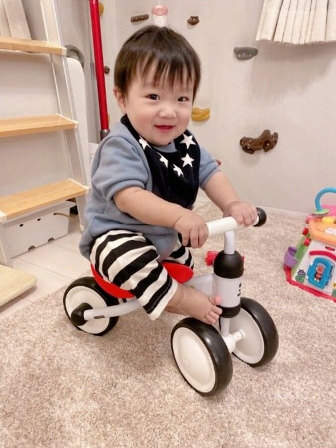 辻希美、1歳になった三男が三輪車にまたがる姿を公開「家中で大暴走するんだろうなぁ笑」 1枚目