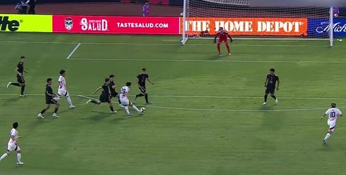 【映像】隙間を狙った右足フィニッシュ