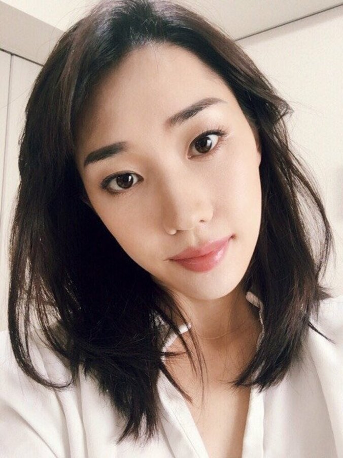 梶恵理子、天海祐希風“真似メイク”方法を詳しく公開「直線的な眉毛　流し目が似合う目元　上唇の幅」 1枚目