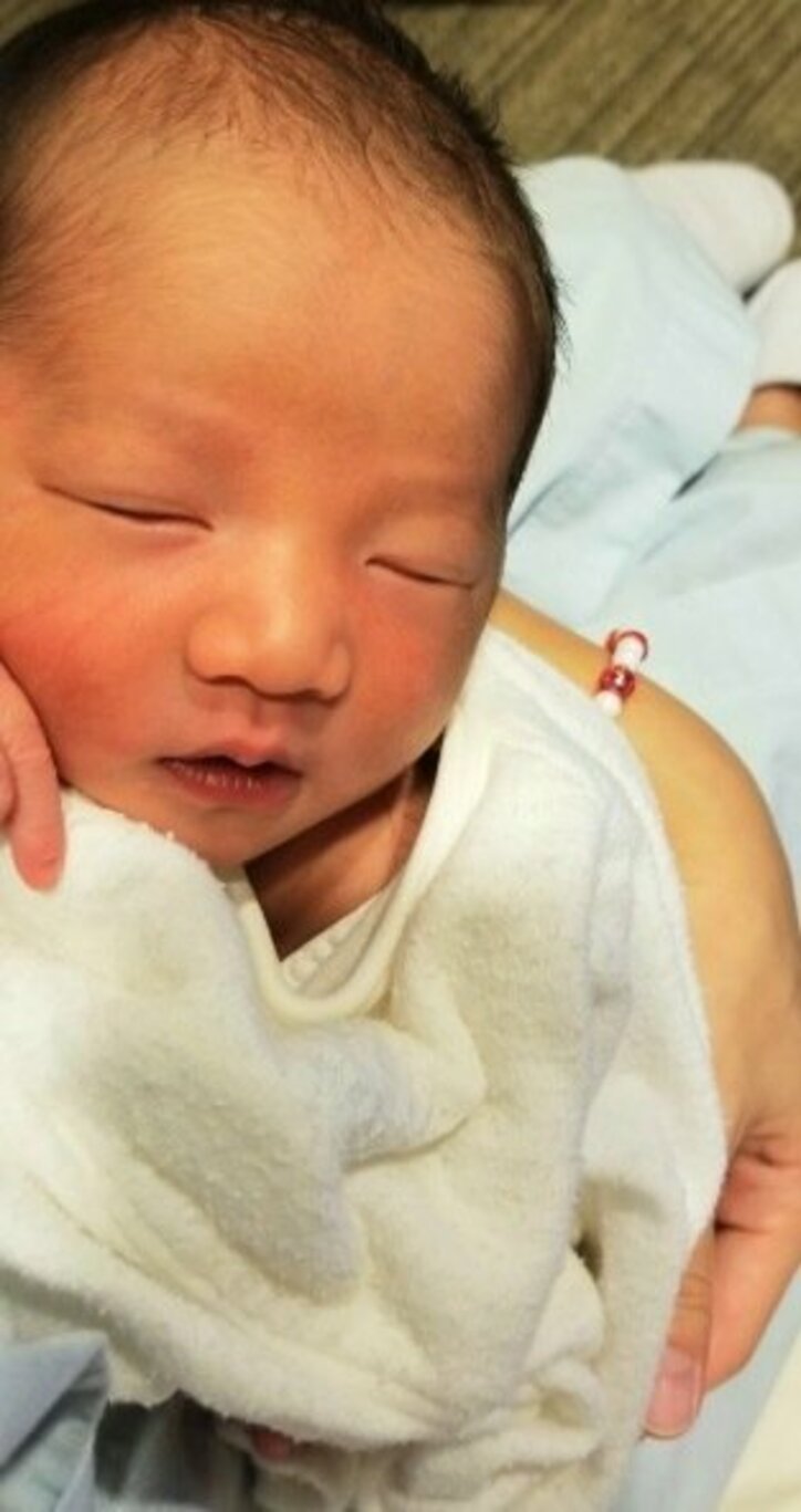 小原正子、生まれたばかりの長女を沐浴「初めての女の子なのでちょっと緊張！」