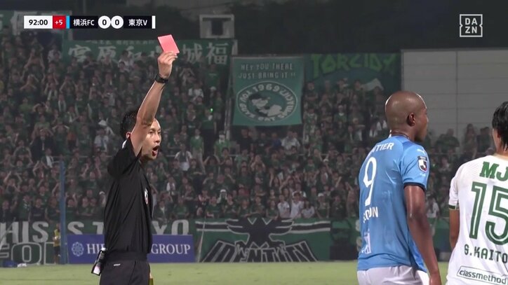 【映像】レッドカード→選手が退場拒否