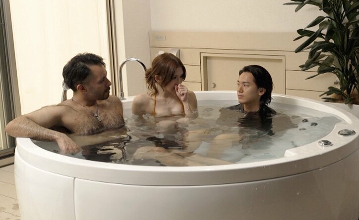 【写真・画像】美人すぎる34歳女社長、セクシーなビキニ姿を披露！ジャグジーで逆ハーレム状態に　2枚目