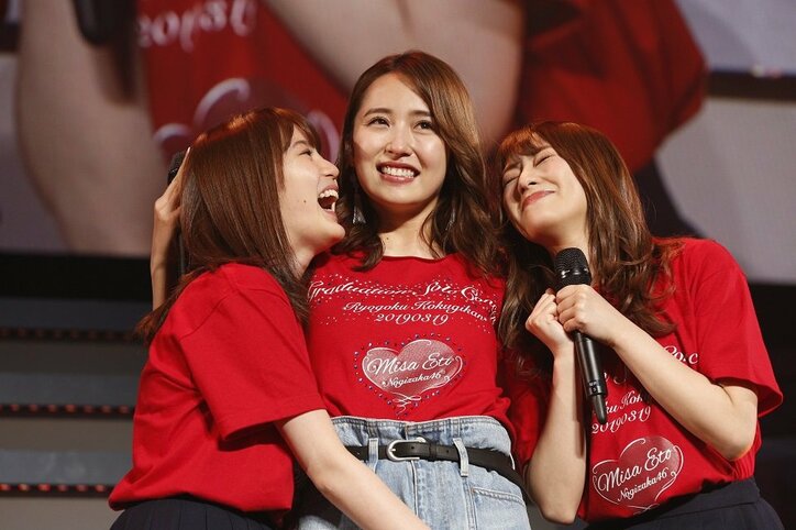 衛藤美彩が笑顔と涙の卒業ソロコン開催、”私の愛した”乃木坂46メンバーも駆けつける