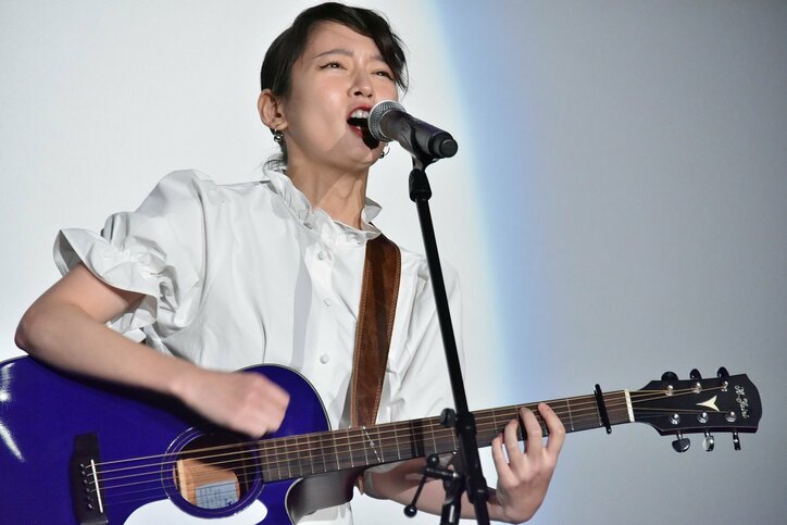 吉岡里帆、ギター片手に感涙の人生初ライブ！「涙が上がったり、下がったり」
