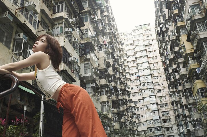 [Photos/Images] Sayuri Date à propos de son 2e photobook : « La mini-jupe, c'était un peu embarrassant (rires) »... Un shooting « comme sous l'effet d'un sortilège » 4th