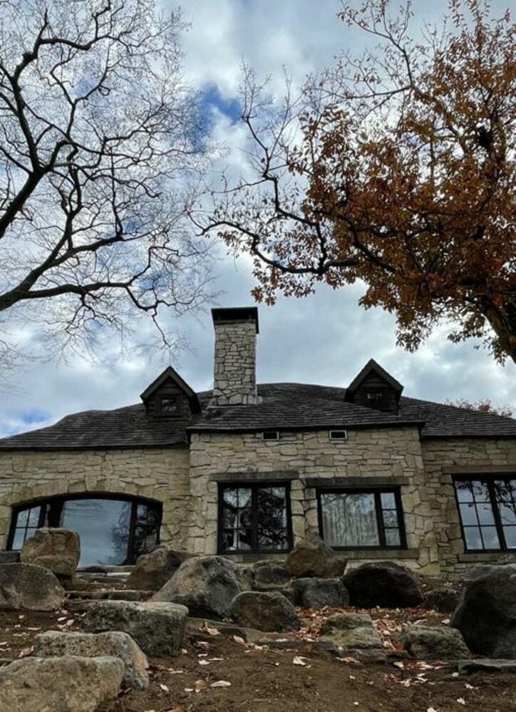  假屋崎省吾、庭を造っている最中の自宅の様子を公開「一年はかかるけど、楽しみ」 