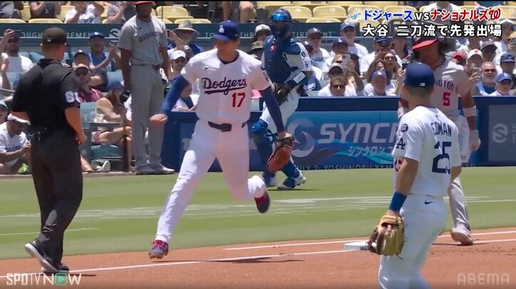 【写真・画像】「グラブ当たってますもんね」大谷翔平、異例26号で捉えていた決定的瞬間 大谷は困惑→笑顔 “逆転レビュー弾”の一部始終　1枚目