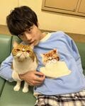 『ハンオシ』“百瀬おもちパジャマ”を着用した坂口健太郎＆猫の微笑ましいオフショットに「思わず笑っちゃいました」「ご馳走様です」と絶賛の声！