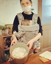 橋本マナミ、愛息を抱きながらの“味噌作り”ショットに「素敵です」「赤ちゃんの後ろ姿かわいい」と反響