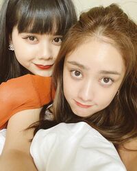 「目が似てる！」「2人とも美女すぎ」谷まりあ、妹との仲睦まじい密着ショット披露し反響