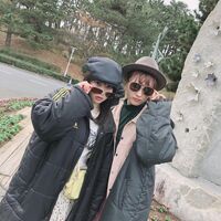 大友花恋＆桜井日奈子、帽子にサングラスをかけたお茶目な“お揃いショット”を披露  「ひなかれコンビいい」「このシーン最高」とファン称賛