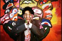 岡田健史、自身の作品の前でポーズ「もう芸術家やん」「書いてる時の顔がまた最高に美しい」とファン絶賛