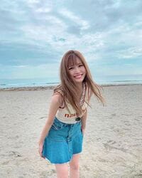 「透明感ありすぎ」「可愛すぎる」生見愛瑠、海辺での爽やか笑顔ショットに絶賛の声