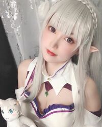 人気コスプレイヤー・赤木クロが「リゼロ」エミリアのコスプレを披露！「素晴らしく美しい」と絶賛の声