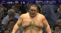 白鵬に敗れた北勝富士、文字どおり大量の土が