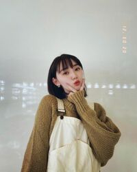 江野沢愛美、白のオーバーオール姿でキュートな“あごピース”を披露 「可愛すぎてやばい」とファン絶賛