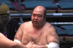 「そんなに強く当たるなよ」「額が…」17歳力士の強烈な立ち合いで人気力士にアクシデント 心配の声