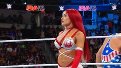 凄いのはコスプレだけじゃなかった…！ ラテン系美女レスラー、華麗な“空中”合体技が話題