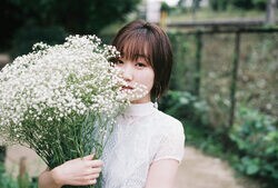 アニメ「神達に拾われた男」第1話、田所あずさが歌う癒やし系なオープニングに反響「めっちゃ優しい声」