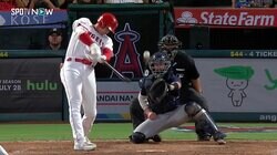 大谷翔平、技あり二塁打で9試合連続安打！ベース上で“ニヤリ”笑顔 「本人はホームラン狙ってたよね」な仕草見せるシーンも