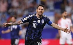 「えっ？こんな簡単に…」メッシの“神業FK”に放送席パニック！「出れば決めるスター」W杯新記録の7試合連続ゴール