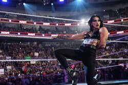 「怖すぎる」美女レスラー、鼻負傷を逆手に取った“ホラーマスク”にファン戦慄…人気映画オマージュの“再現度”も話題