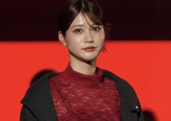 生見愛瑠、スリットから覗く美脚＆クールな装いが“かっこいい”　ファンため息「セクシー…」「優勝はめるる」