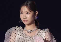 柏木由紀、驚異的なスレンダーボディに視線集中！美背中も大胆披露「お腹と背中がくっつきそう」「ほっそ！」