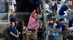 危ない、逃げて！ 大谷翔平の打球でド軍女性レポーターが“危機一髪” 「ワトソンさん逃げるw」現地中継でも話題に