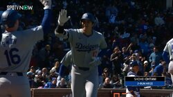 1号は顔面、2号は上から！大谷翔平のホームランを祝福する「ひまわりの種」シャワー、飛んでくる方向が自在だった