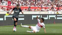 スタジアム騒然！ガッツリ削ってイエローカード 遠藤航移籍後のチームで存在感抜群の“デュエル発動” 伊藤洋輝が相手のチャンスを叩き潰す強烈タックルを炸裂させた瞬間