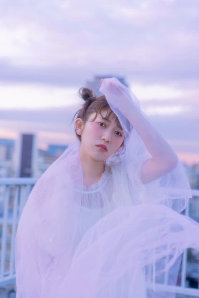 アイドルらしいチュール衣装を 身に纏ったカット